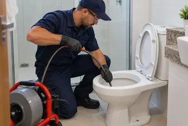 Profissional fazendo desentupimento de vaso sanitário em Manacapuru.