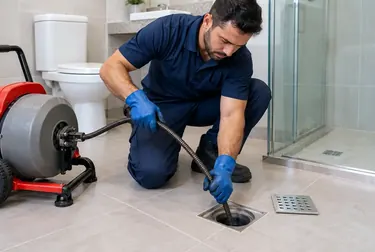 Técnico realizando desentupimento de ralos em Manacapuru.